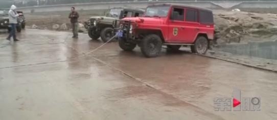 “魔鬼路段”又“吞车” 驾驶员死里逃生