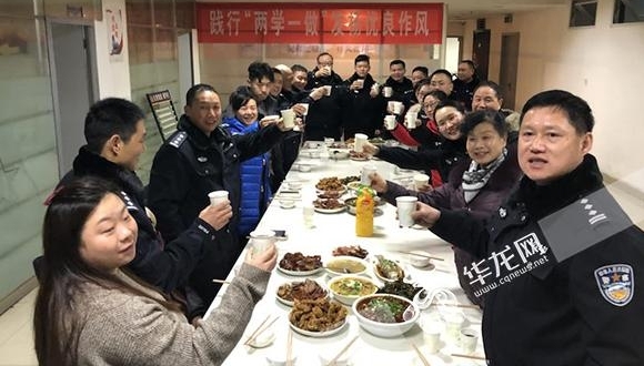 派出所里的除夕夜民警家属走进警营一起吃年夜饭