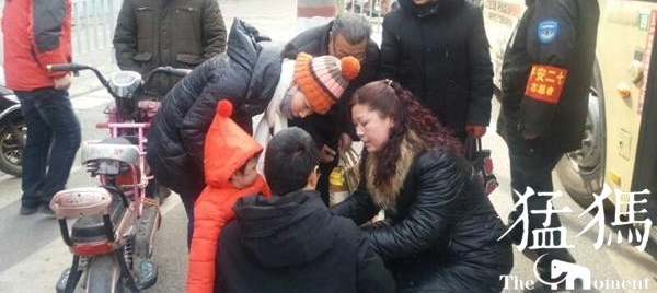 郑州男子心脏病突发街头瘫倒!女车长下车解救转危为安