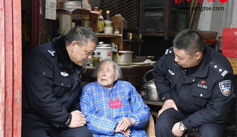 又到一年新年时 镇江交警儿子祝百岁“陆妈妈”健康长寿