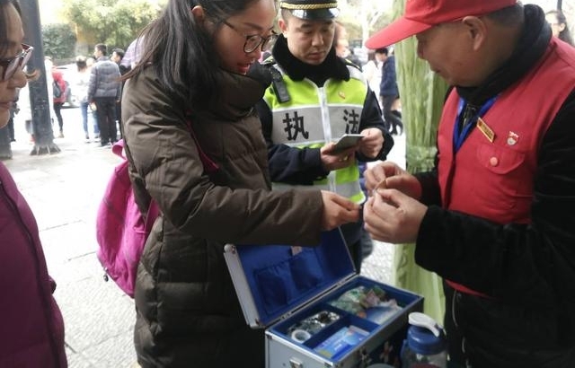 扭伤脚、和团队走散……在杭州过年的他们,碰到困难都想到了景区城管