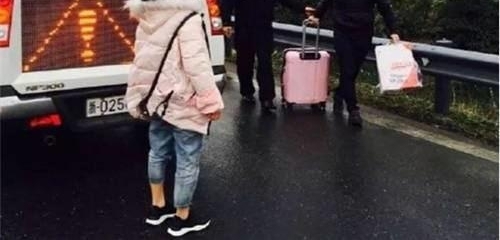 ��С���Ů����ͬ����Ӹ����ϡ����������ȴ˵Ů�Ӿ�������