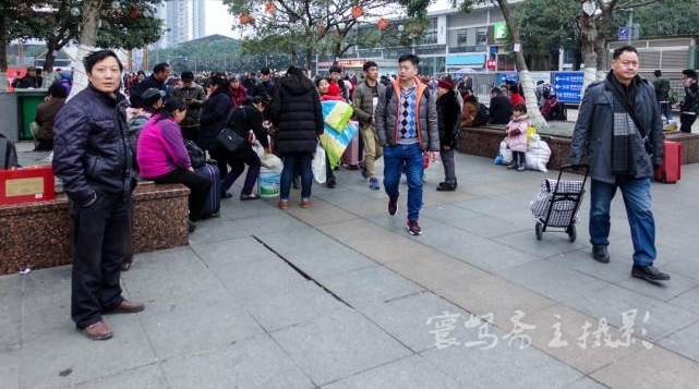 ���˵�ͷ�����챱վ�Ϲ㳡���ؼҾ���һ��ب��δ������������