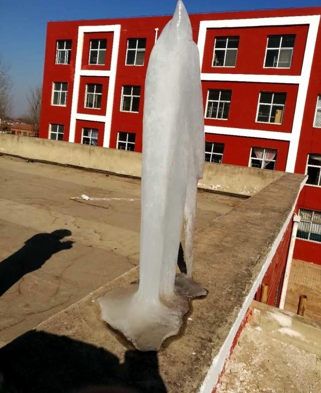 �������ս�ѧУ¥������Χ�ۣ�����γɴ��廨����