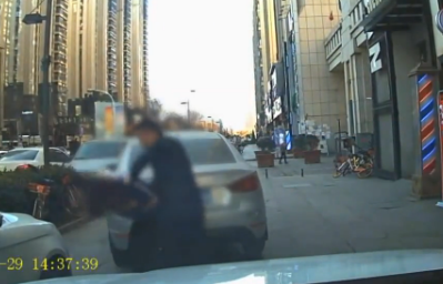 女司机人行道开车按喇叭,车被踹人挨打,网友居然这样说……