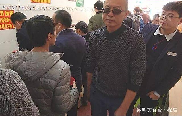 昆明某小区门口的快餐店,墙角蹲满人,5个大妈忙到淌汗