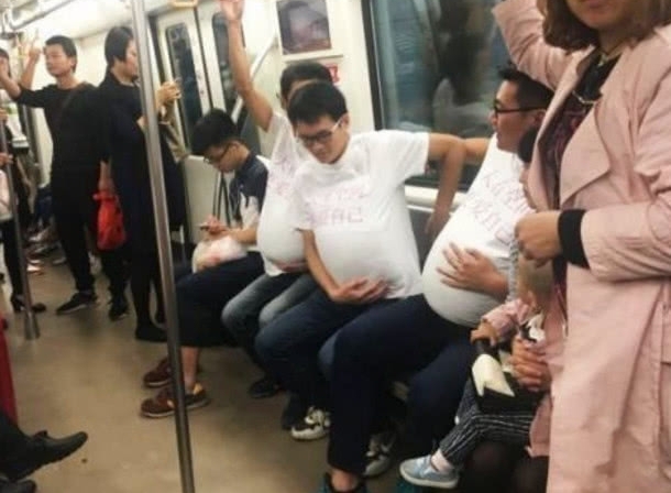 4名男子挺着“孕妇”肚子坐地铁,得知真相后,群众纷纷点赞!