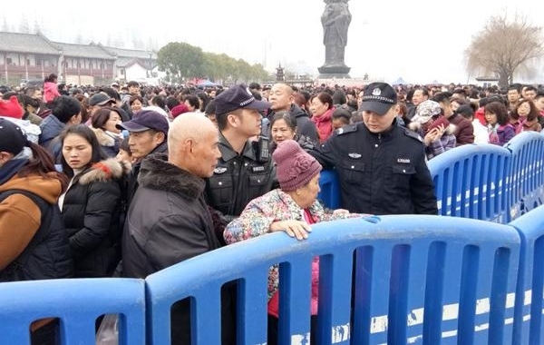 武汉归元寺初一进游客27万 民警用身体引导人流