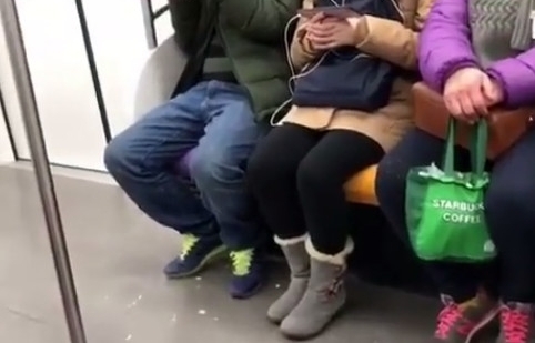 С��������ȥ�ϰ࣬���������ڵ����ϳ���ͣ�����Ա���Ů�̲�ס
