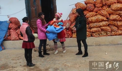 寒冬腊月送温暖 妇联情意暖人心