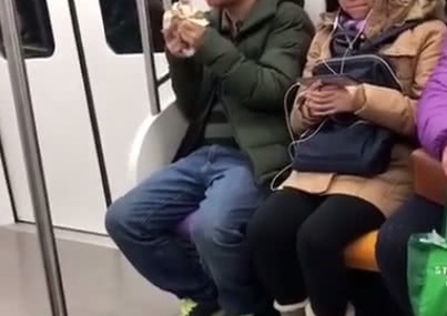 С��������ȥ�ϰ࣬���������ڵ����ϳ���ͣ�����Ա���Ů�̲�ס