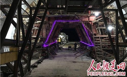 十一局大潮项目高陂隧道二衬首件顺利浇筑