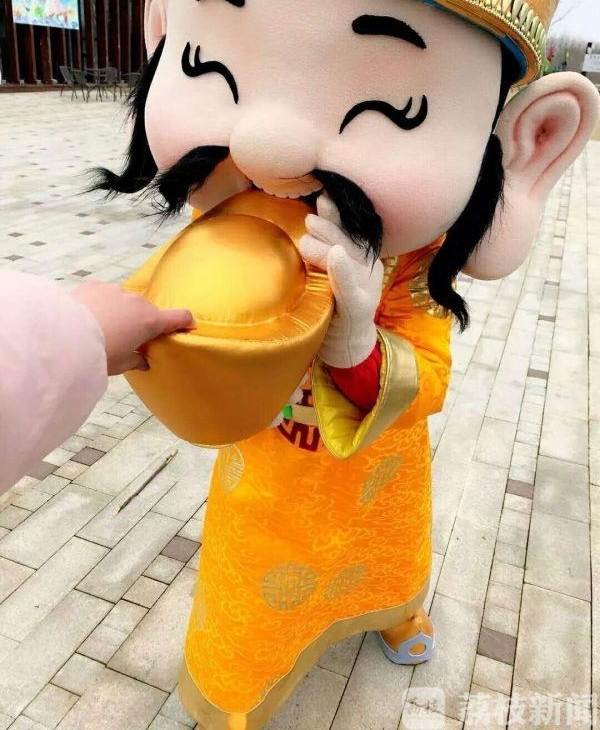 ���³���ӭ���� ���ն���Ƴ���ɫ���λ