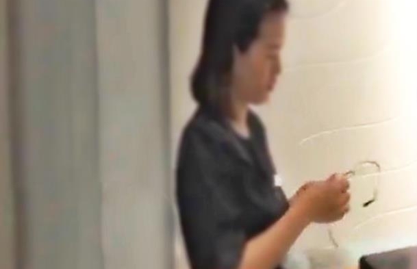 女子在美发店洗头后眼镜散架 店方不肯负责