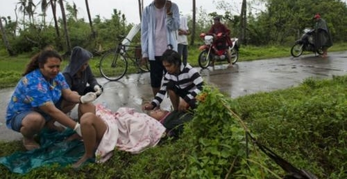 惊险!孕妇在送往医院途中突发状况 医护人员陪其街边产子