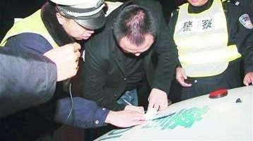 男子酒后开车遇交警: 我没开车, 交警: 难道你车自动会跑?
