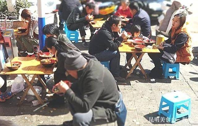 昆明某小区门口的快餐店,墙角蹲满人,5个大妈忙到淌汗