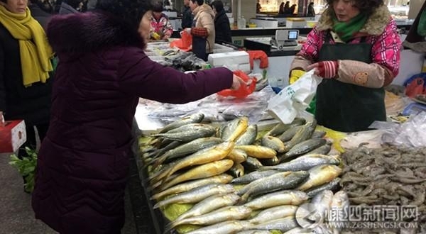 市场年味浓厚 市民进入年货采购高峰