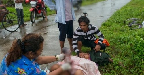 惊险!孕妇在送往医院途中突发状况 医护人员陪其街边产子