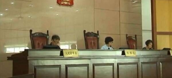 女子要求加汤 服务员一盆开水淋头上 只因女子发了一条微博