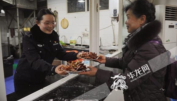 派出所里的除夕夜民警家属走进警营一起吃年夜饭