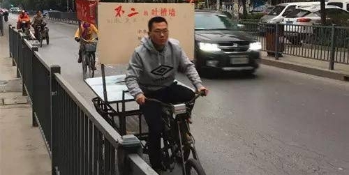 从直升机上下班到去复旦摆摊卖肉夹馍 他曾认真年轻过