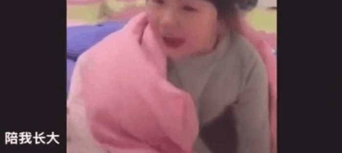 女儿被教育后一边哭一边不断和妈妈讲道理,网友:很有逻辑