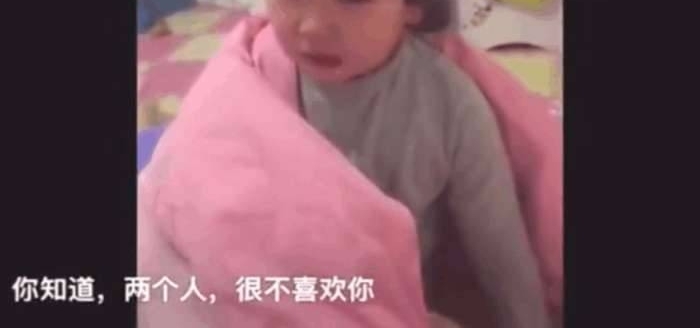 女儿被教育后一边哭一边不断和妈妈讲道理,网友:很有逻辑