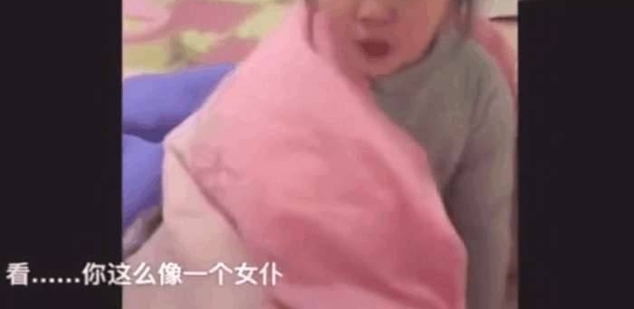 女儿被教育后一边哭一边不断和妈妈讲道理,网友:很有逻辑