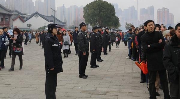 武汉归元寺初一进游客27万 民警用身体引导人流