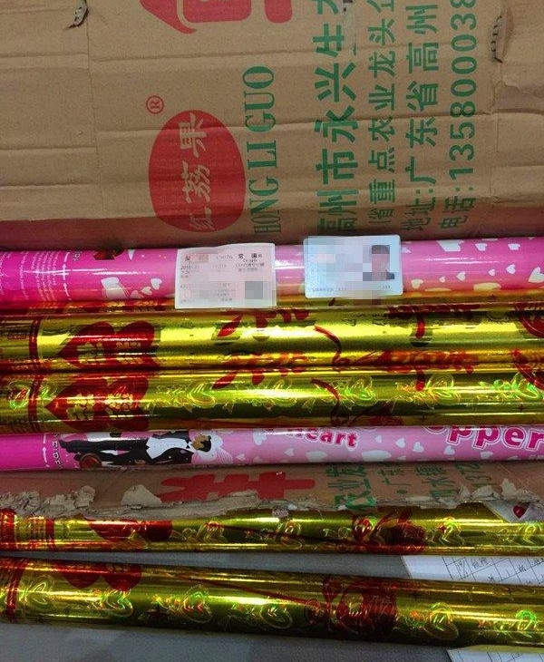 ���˳��С��塱�£�����Ů�Ӽ�װ�и���è��վ
