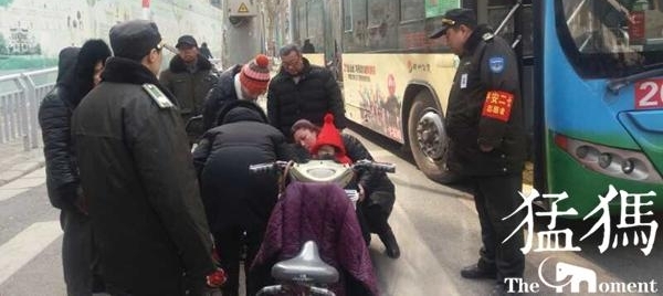 郑州男子心脏病突发街头瘫倒!女车长下车解救转危为安
