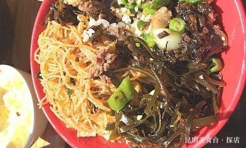 昆明某小区门口的快餐店,墙角蹲满人,5个大妈忙到淌汗