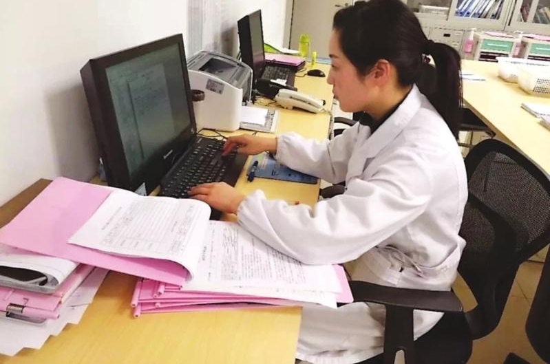 女医生甲沟炎无法行走 老公背着她上下班