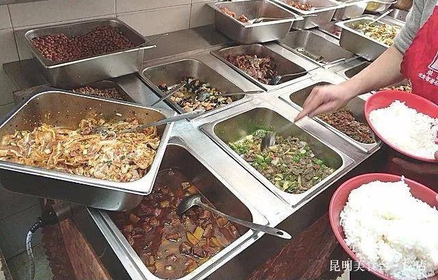 昆明某小区门口的快餐店,墙角蹲满人,5个大妈忙到淌汗