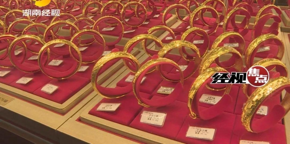 蒙面男夜闯珠宝店12分钟洗劫30万珠宝 自称喝醉了