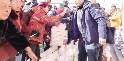 男子自筹资金献爱心 213位老人笑开颜