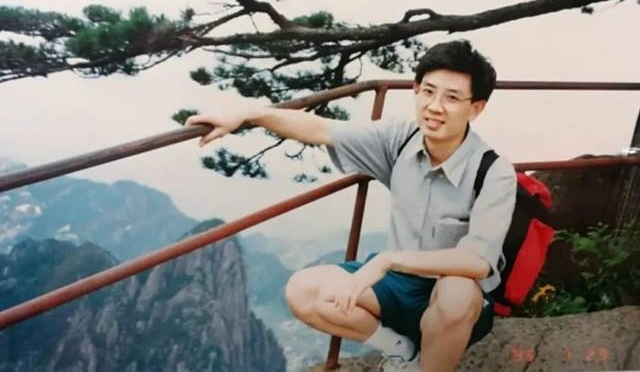 武汉这位身价过百亿的企业家,又在公司年会献唱了,视频已流出