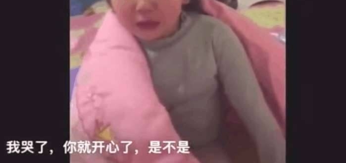 女儿被教育后一边哭一边不断和妈妈讲道理,网友:很有逻辑