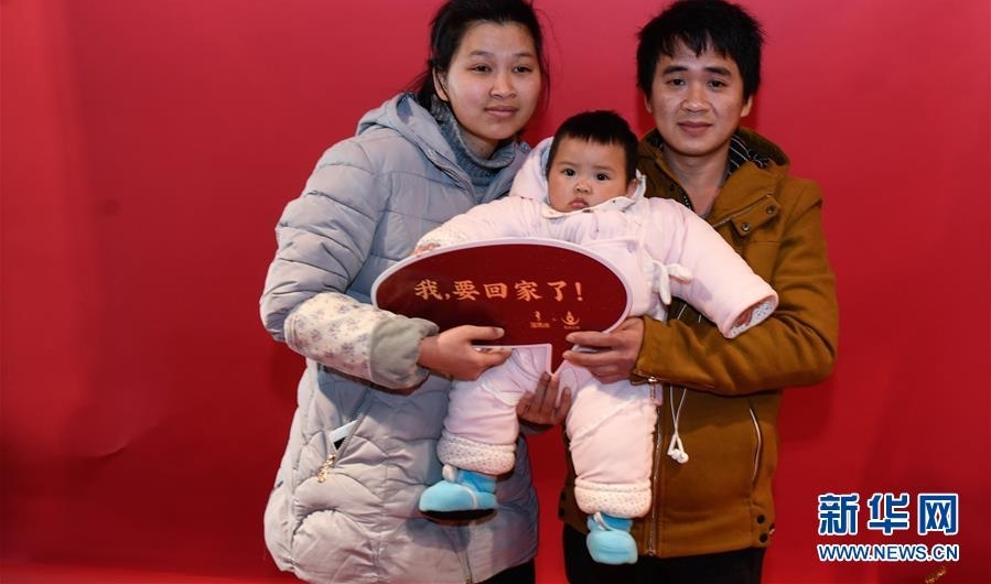 杭州火车站的“幸福照相馆”