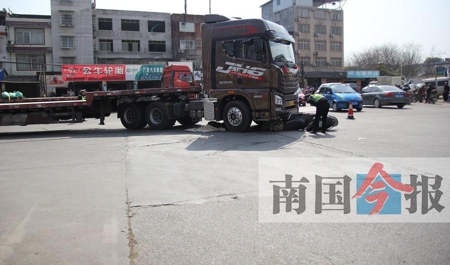 柳州一路口发生车祸 电动车手惨遭挂车碾压身亡
