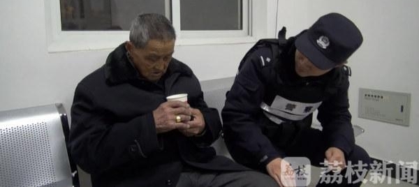 94岁老人迷路 热心市民报警助其回家