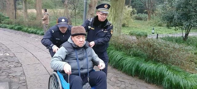 扭伤脚、和团队走散……在杭州过年的他们,碰到困难都想到了景区城管