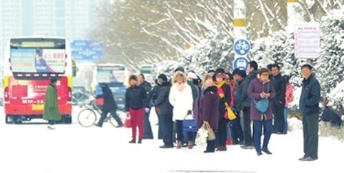 女子雪天遇老人在车站乞讨,帮助后被人骂太傻,半年后惊喜来了