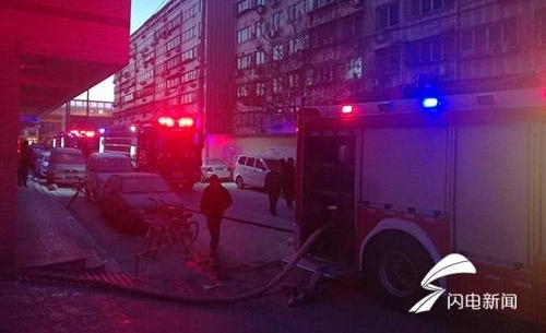 突发!济南二环西路西城华府高层起火 现场浓烟弥漫