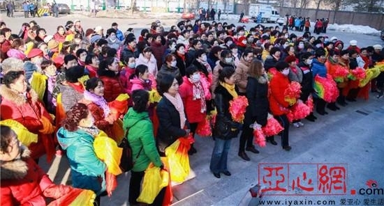 新疆昌吉市各族群众排练社火迎元宵佳节