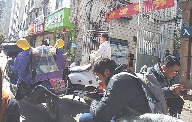 昆明某小区门口的快餐店,墙角蹲满人,5个大妈忙到淌汗
