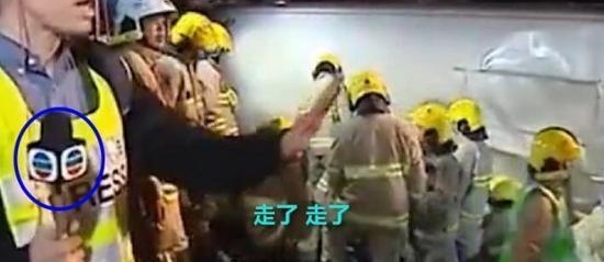 香港巴士侧翻现场 记者为直播让救援人员等几分钟