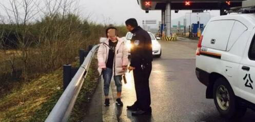 PK评论赢金币|女子随男友回家过年 却被扔高速服务区 你怎么看?