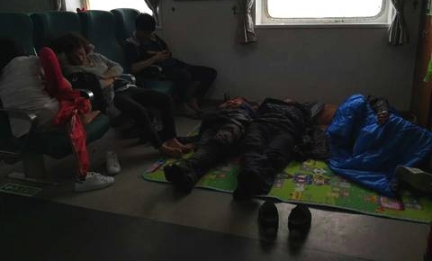 海口滞留游客口述:堵车一小时移动20米,为提精神生吃大蒜